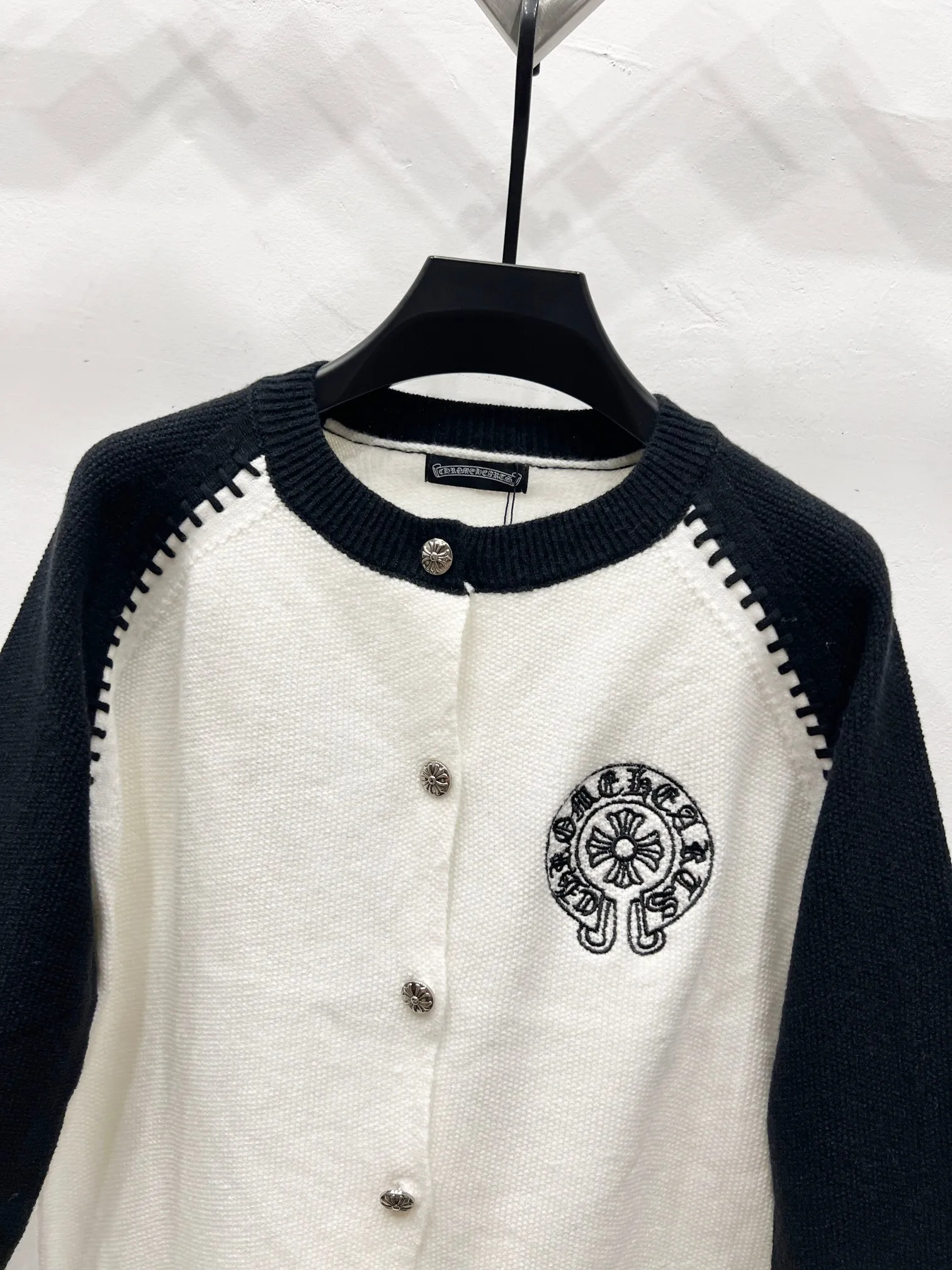 P290 Style No.: (Q079) ChromeHearts popular Chrome Hearts CH Sanskrit horseshoe cross embroidery button cardigan jacket raglan sleeve sweater, contrasting color splicing raglan round neck knitted sweater, unique knitting texture, soft and skin-friendly, classic pattern embroidery on the front and back. Retro chic. The contrasting color raglan sleeve design and the thick stitching craftsmanship at the joints make it look great when worn alone or layered! The fit is loose and slimming! Fashionable patchwork colored sweater, colorfully intertwined, with clear layers, warm and slimming. Whether worn alone or layered, you can easily control various styles and show your personal charm. The raglan sleeves are shoulder-width in contrasting colors and have ultra-detailed embroidery on the front and back, giving it a casual street feel. It looks great when worn alone! The sleeves are designed with contrasting colors and seams, and the round neck style reveals the neck and flatters the face shape! Wool blend knitted fabric, soft, comfortable and warm to the touch. Contrasting color design➕Loose fit, not flattering on your body shape and slimming, not to mention how easy it is to wear! Basic, versatile and fashionable classic! Black and white are versatile! Black and gray high-end! Couples get involved!  Color: black and white/black gray Size: S~M~L